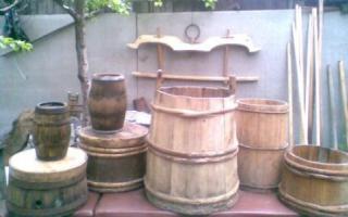 Tubs (tubs, barrels, kegs) under pressure from cedar for pickling What are the types of tubs for flowers?
