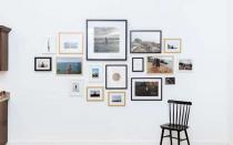 Как красиво повесить фотографии на стену: необходимые материалы, выбор места, интересные идеи, фото Как красиво развешать фотографии
